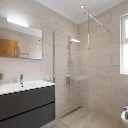 Dazzling 4 Bedrooms Nagini Spacious Furnished Sun Terrace Large Private Outdoor Pool Outdoor Hot Tub Bbq,