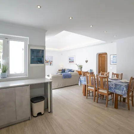 Vila Dazzling 4 Bedrooms Nagini Spacious Furnished Sun Terrace Large Private Outdoor Pool Outdoor Hot Tub Bbq,