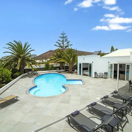 Vila Dazzling 4 Bedrooms Nagini Spacious Furnished Sun Terrace Large Private Outdoor Pool Outdoor Hot Tub Bbq, *