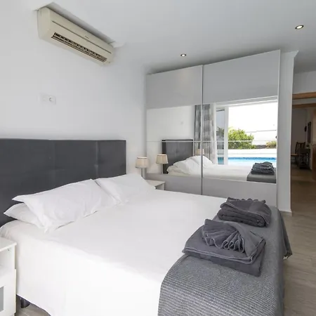 Dazzling 4 Bedrooms Nagini Spacious Furnished Sun Terrace Large Private Outdoor Pool Outdoor Hot Tub Bbq,