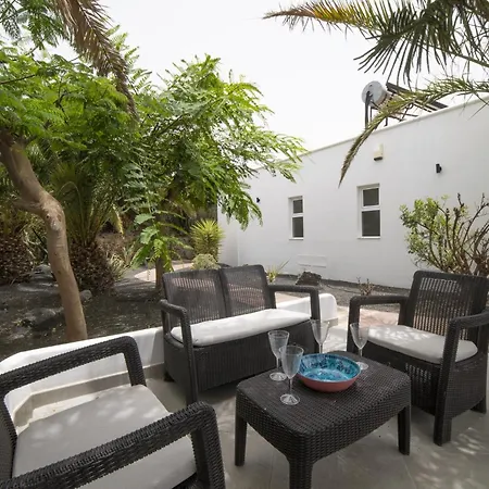 Dazzling 4 Bedrooms Nagini Spacious Furnished Sun Terrace Large Private Outdoor Pool Outdoor Hot Tub Bbq, Vila