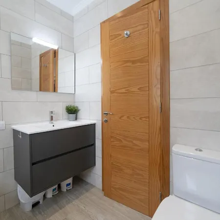 Villa Dazzling 4 Bedrooms Nagini Spacious Furnished Sun Terrace Large Private Outdoor Pool Outdoor Hot Tub Bbq, *
