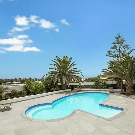 Dazzling 4 Bedrooms Nagini Spacious Furnished Sun Terrace Large Private Outdoor Pool Outdoor Hot Tub Bbq, Villa Playa Blanca (Lanzarote)