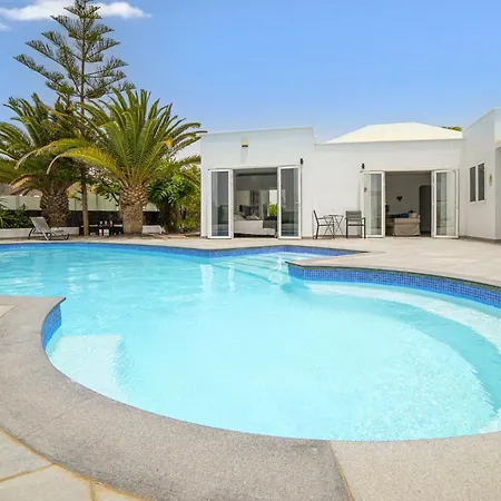Dazzling 4 Bedrooms Nagini Spacious Furnished Sun Terrace Large Private Outdoor Pool Outdoor Hot Tub Bbq,
