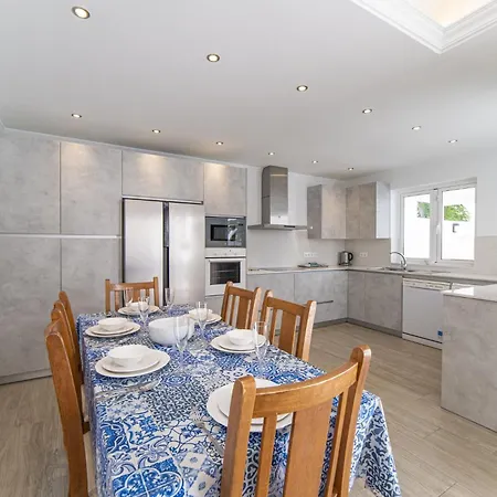 Dazzling 4 Bedrooms Nagini Spacious Furnished Sun Terrace Large Private Outdoor Pool Outdoor Hot Tub Bbq, Villa Playa Blanca (Lanzarote)